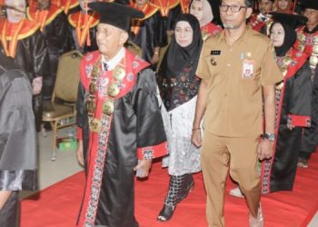 Pjs Bupati Kutim Hadiri Wisuda XII STIENUS