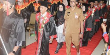 Pjs Bupati Kutim Hadiri Wisuda XII STIENUS