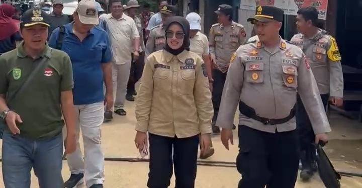 Ratusan KK Terdampak Kebakaran di Batu Ampar, Wakil Ketua II DPRD Serahkan Bantuan Kebakaran