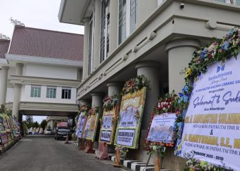 Kantor Bupati Diwarnai Karangan Bunga Setelah ARMY Resmi Dilantik
