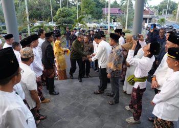 Ardiansyah-Mahyunadi Tiba di Kutai Timur, Disambut Adat Tepong Tawar