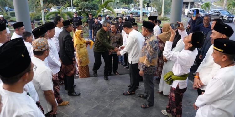 Ardiansyah-Mahyunadi Tiba di Kutai Timur, Disambut Adat Tepong Tawar