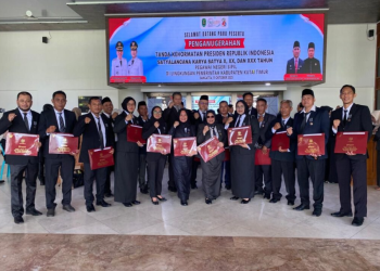 Dua PNS Damkar Kutai Timur Raih Satyalancana Karya Satya XXX Tahun