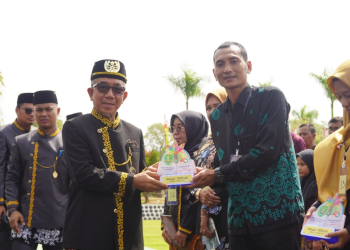 Guru SMP Negeri 5 Sangatta Utara Terima Penghargaan Literasi Pemkab Kutim