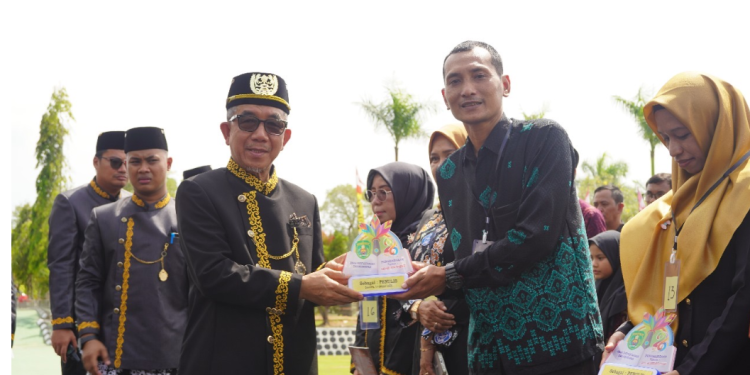 Guru SMP Negeri 5 Sangatta Utara Terima Penghargaan Literasi Pemkab Kutim