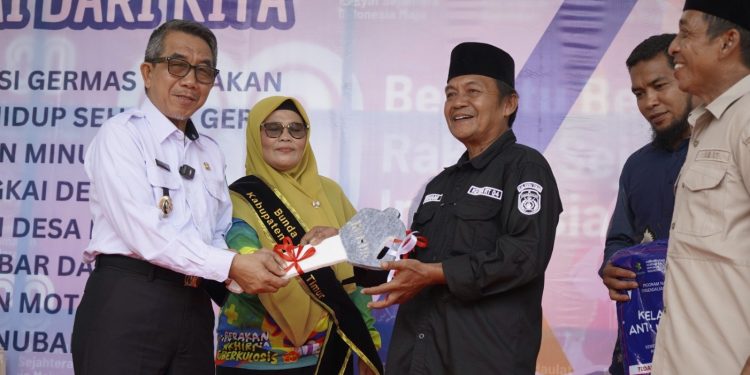 Ketua RT Dapat Motor Dinas untuk Patroli Kesehatan Warga Desa Manubar Dalam