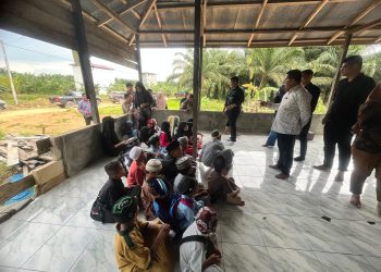 Mahyunadi Ganjar Berikan Insentif Pengajar Ngaji di Musala Al-Aqsa Kaliorang