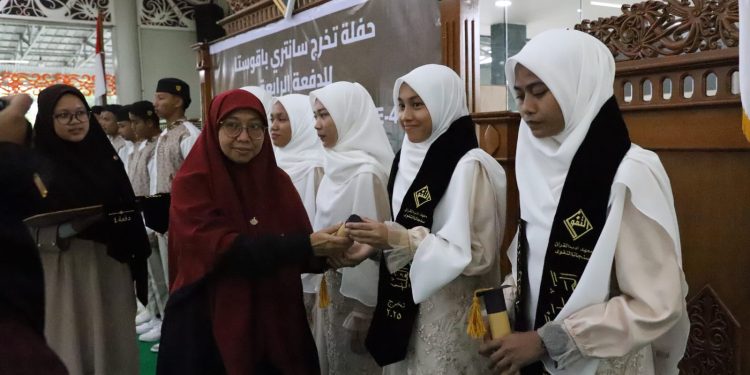 Dari Wisuda 11 Santri Ponpes Adab, Bupati Tegaskan Al-Qur’an Tonggak Kehidupan