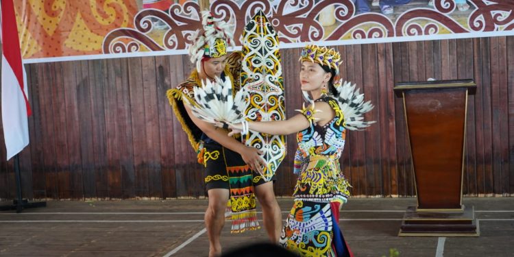 Tari Laki Demanei Hiasi Pakenoq Tawai, Tradisi Dayak Kenyah Lepoq Bem di Kutim
