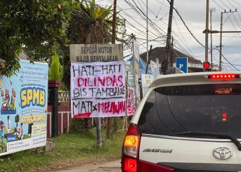 Warga Kutim pasang spanduk kritis bus perusahaan di jalan raya