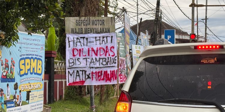 Warga Kutim pasang spanduk kritis bus perusahaan di jalan raya