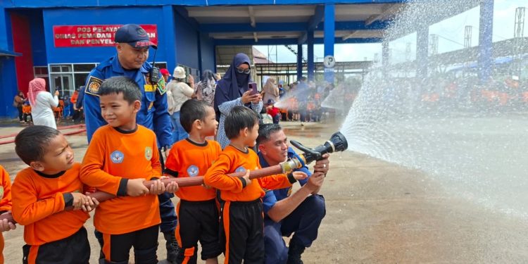 Dari Sekolah ke Rumah, Damkarmat Kutim Perluas Pendidikan Tanggap Kebakaran