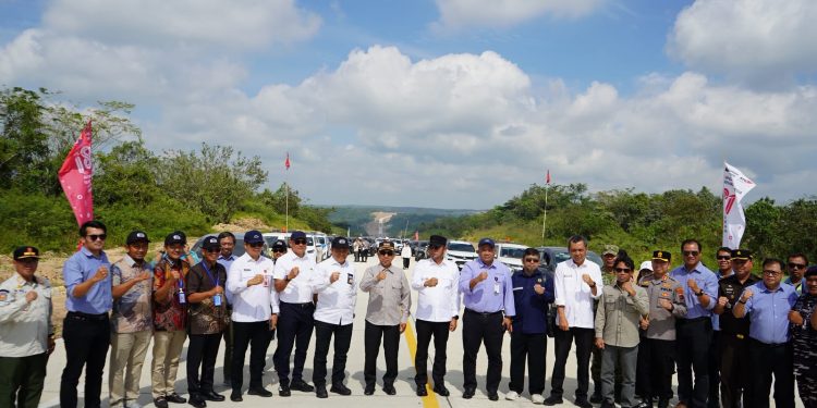 Gubernur Kaltim Tinjau Jalan Perdau-Tepian Langsat